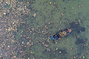 海洋塑料污染;人类正在清理海洋中的塑料污染＂width=