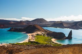 在厄瓜多尔加拉帕戈斯群岛的巴托洛米岛，有著名的尖顶岩和黄金海滩的火山景观＂width=