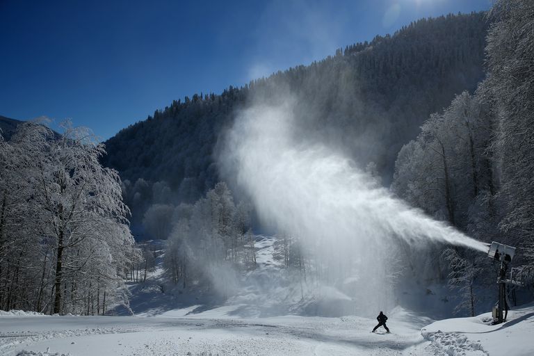 索契的一台造雪机在山上喷雪。