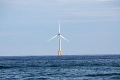 Block Island Wind Farm是美国第一个商业海上风电场。它建于2015  -  2016年，由五台涡轮机组成。