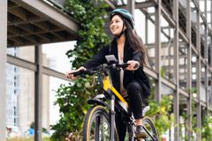 女人在ebike上