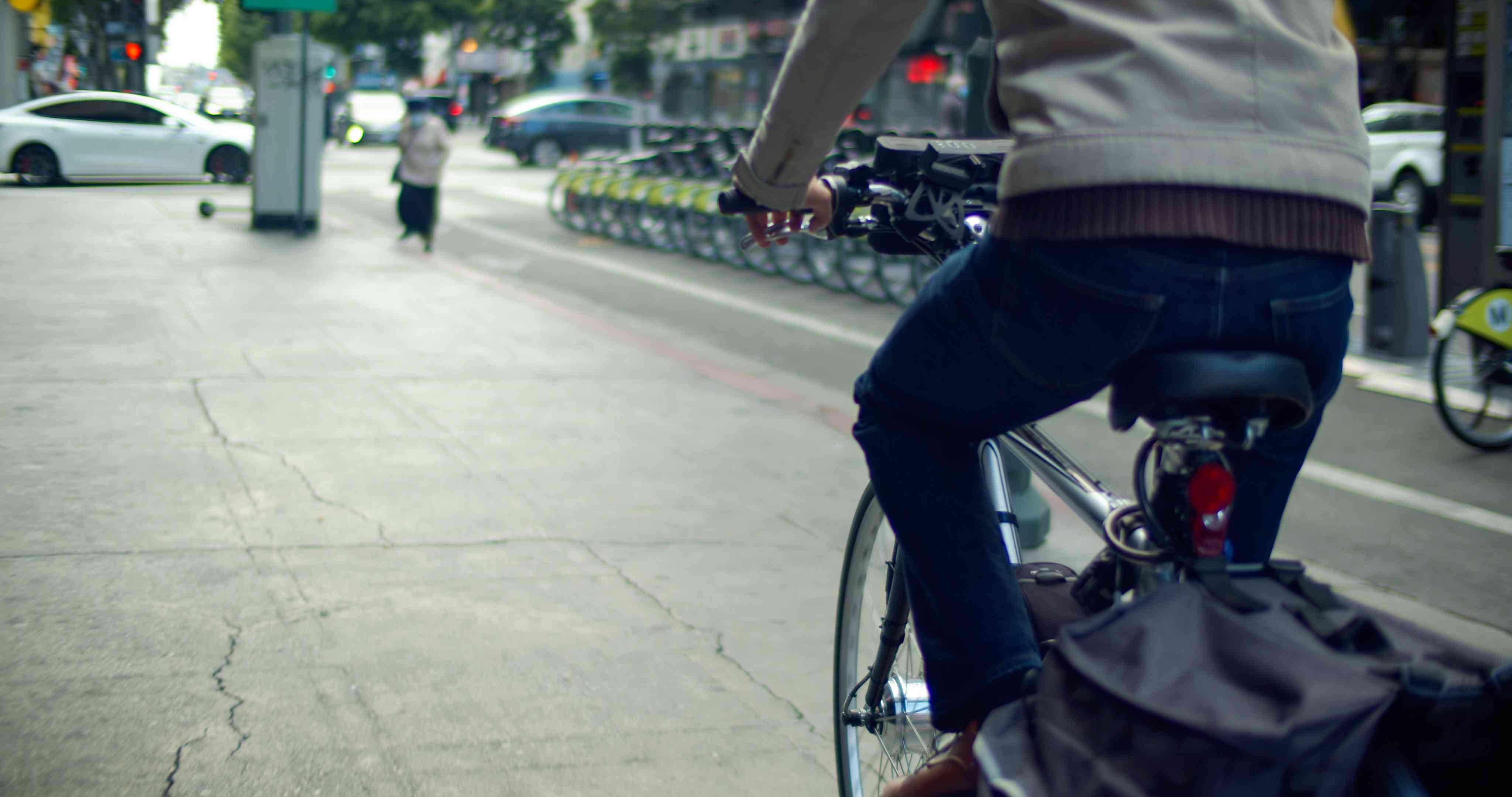洛杉矶的电子自行车骑手