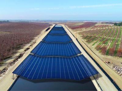 在加州太阳能电池板覆盖运河