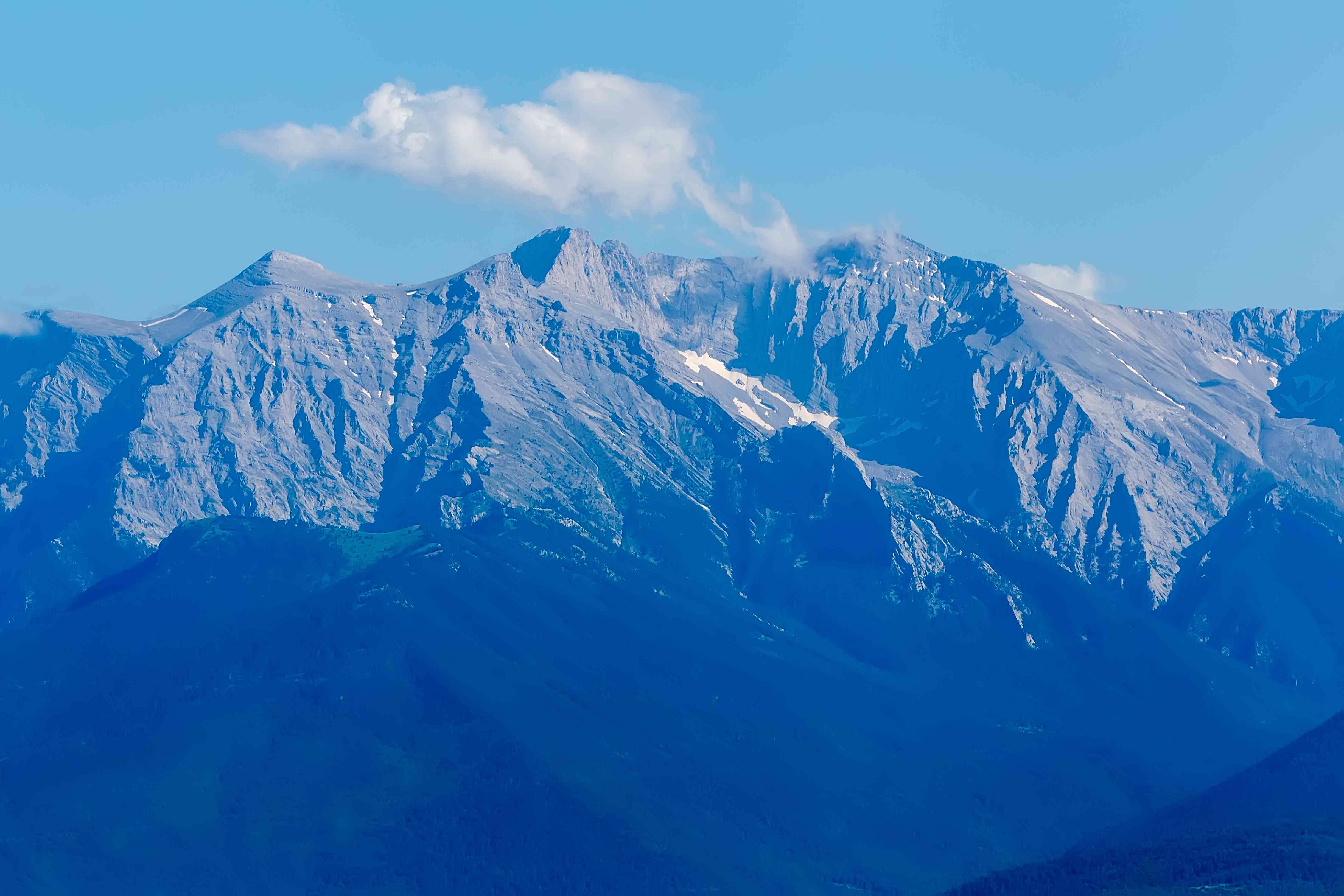 蓝天下的奥林匹斯山