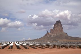成排的太阳能电池板在阳光下闪闪发光，这是纳瓦霍族卡耶塔II太阳能项目的一部分。