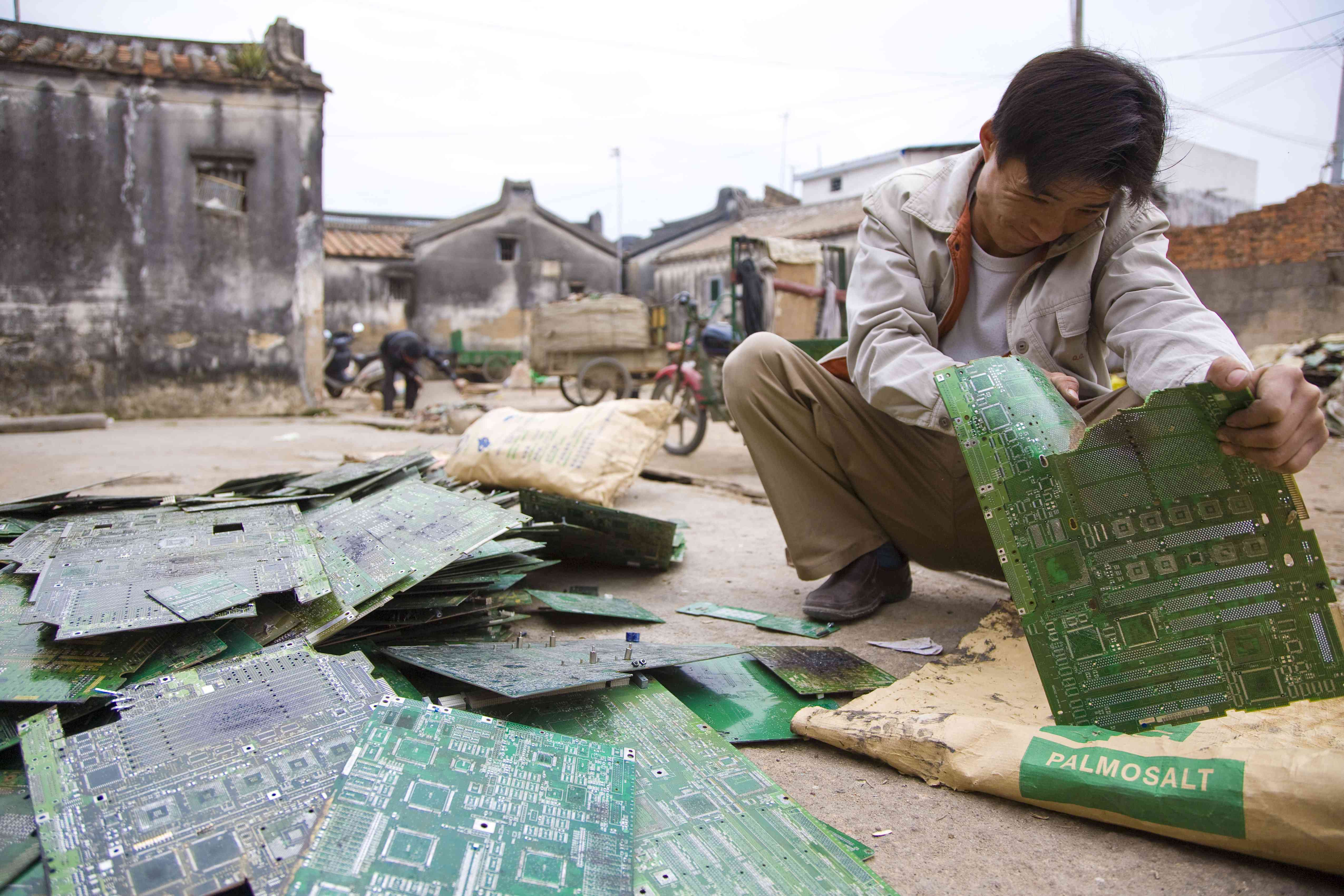 在中国，一名男子在户外清理电子垃圾。