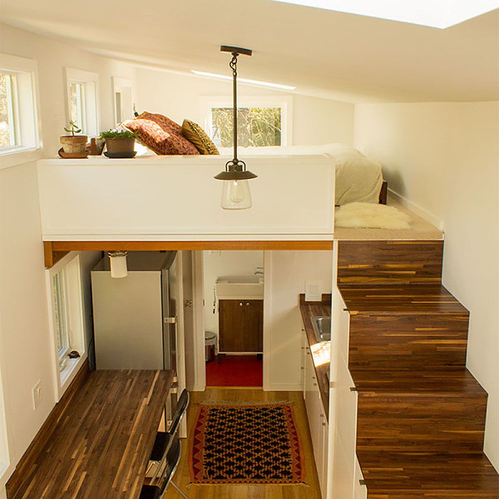 通往卧室顶楼的楼梯在小房子里
