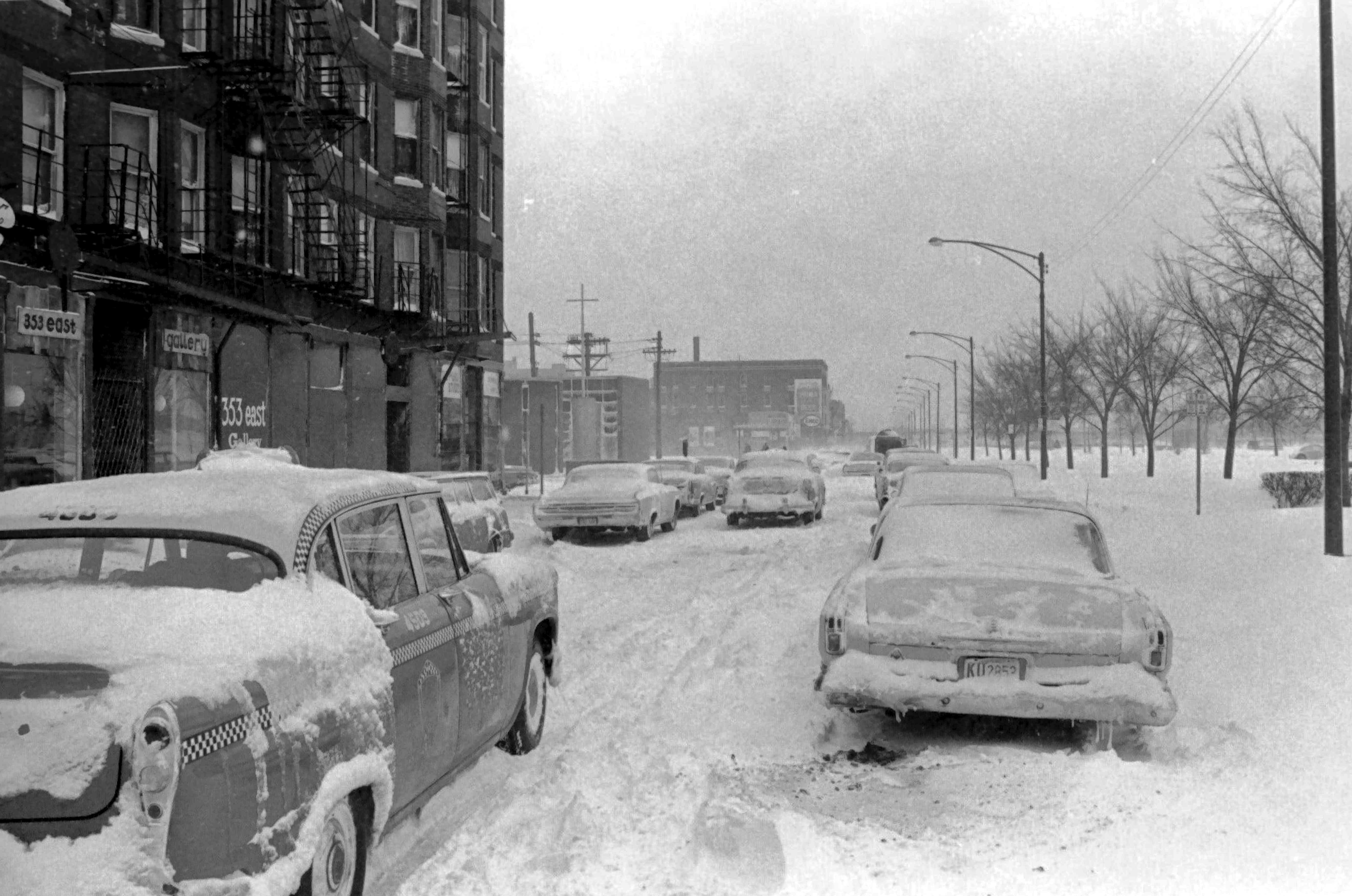 汽车是在1967年的芝加哥暴雪覆盖着雪