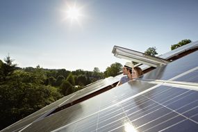 夫妇窥视太阳能电池板屋顶