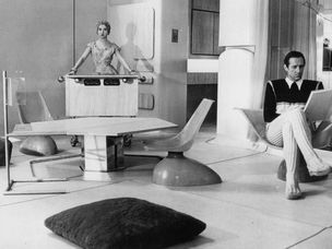 黑白照片的一个男人和女人在一个有棱角的房间，未来主义家具