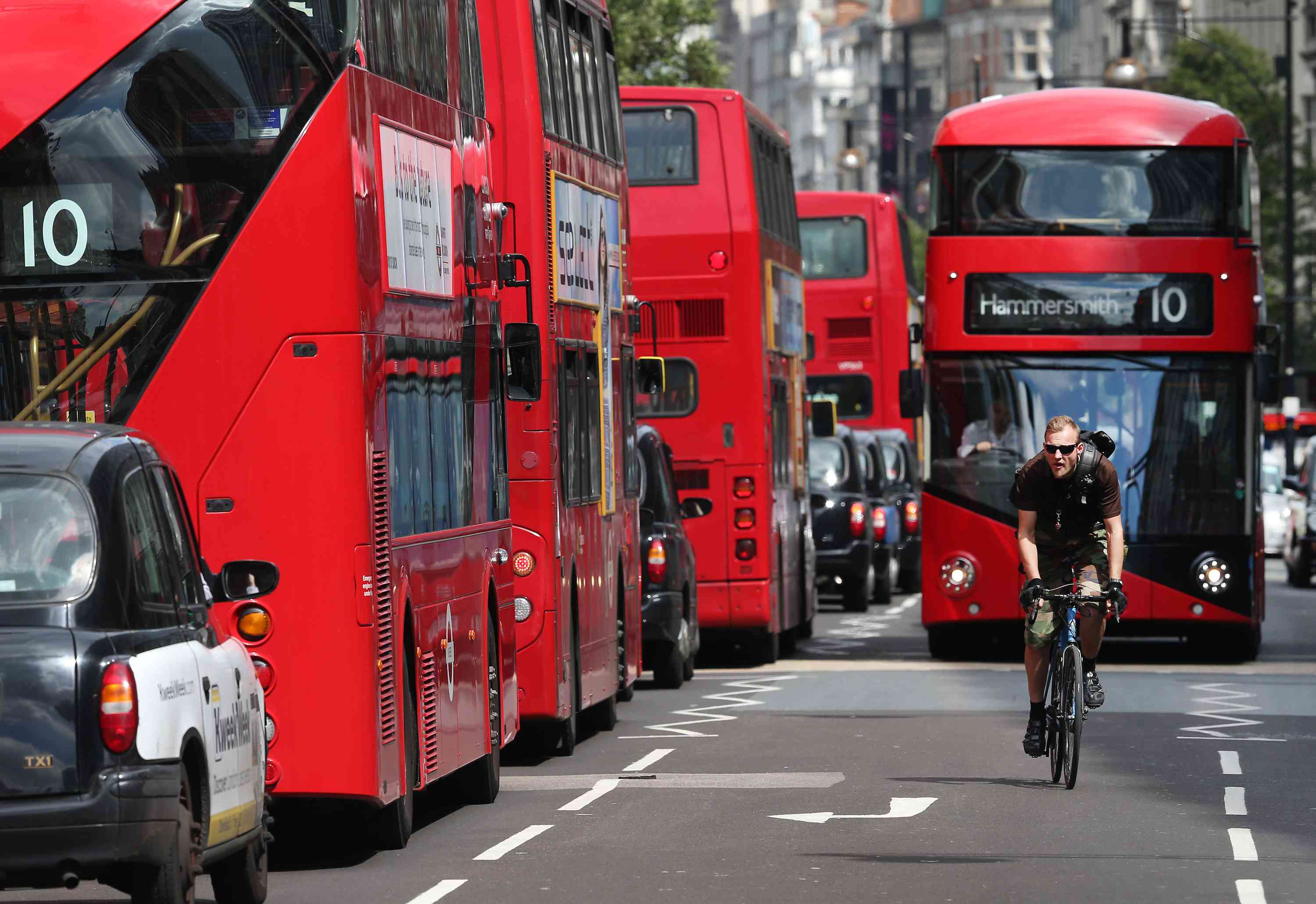 在繁忙的牛津街骑自行车的人，伦敦