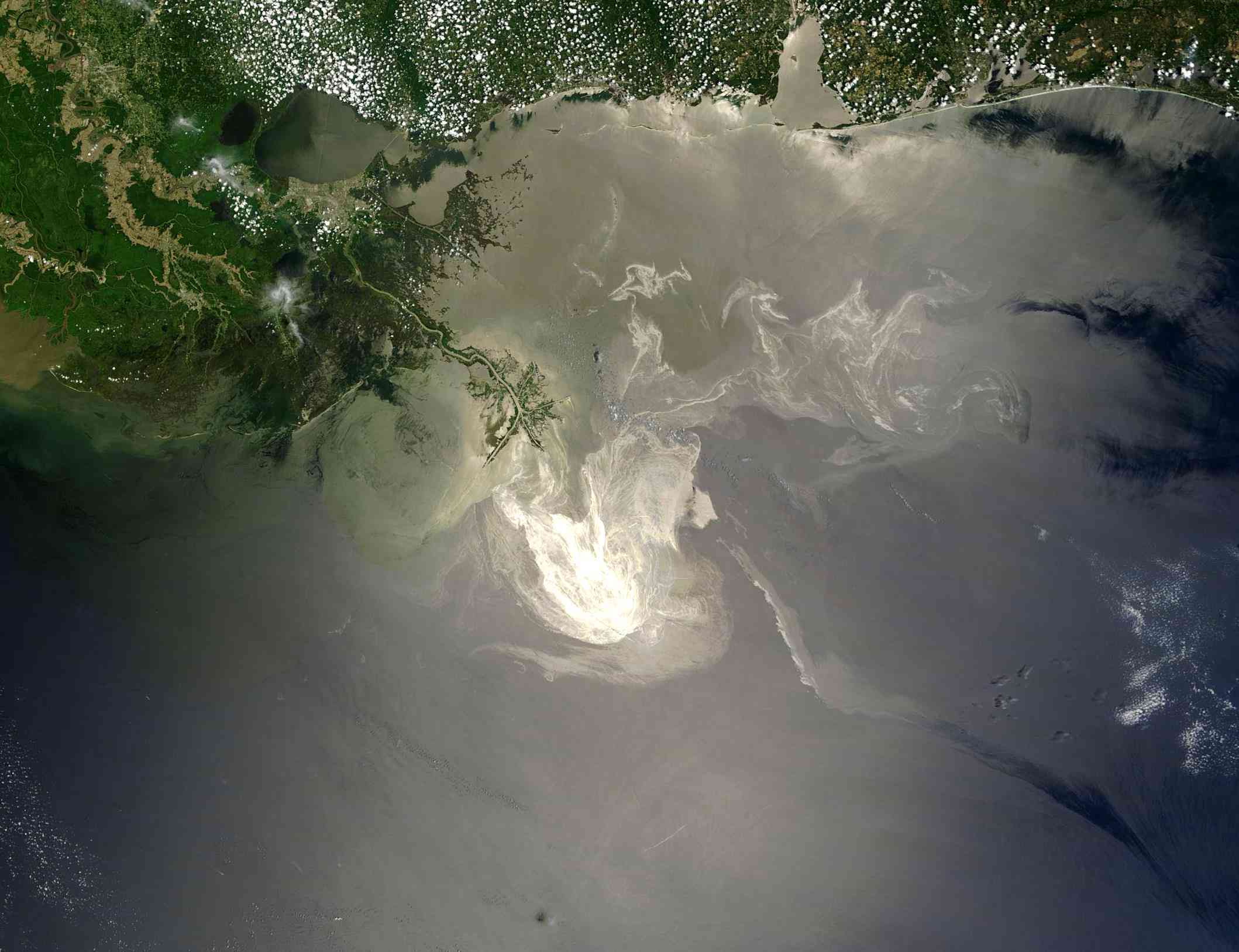 从美国宇航局的Terra卫星上看到的BP石油泄漏＂width=
