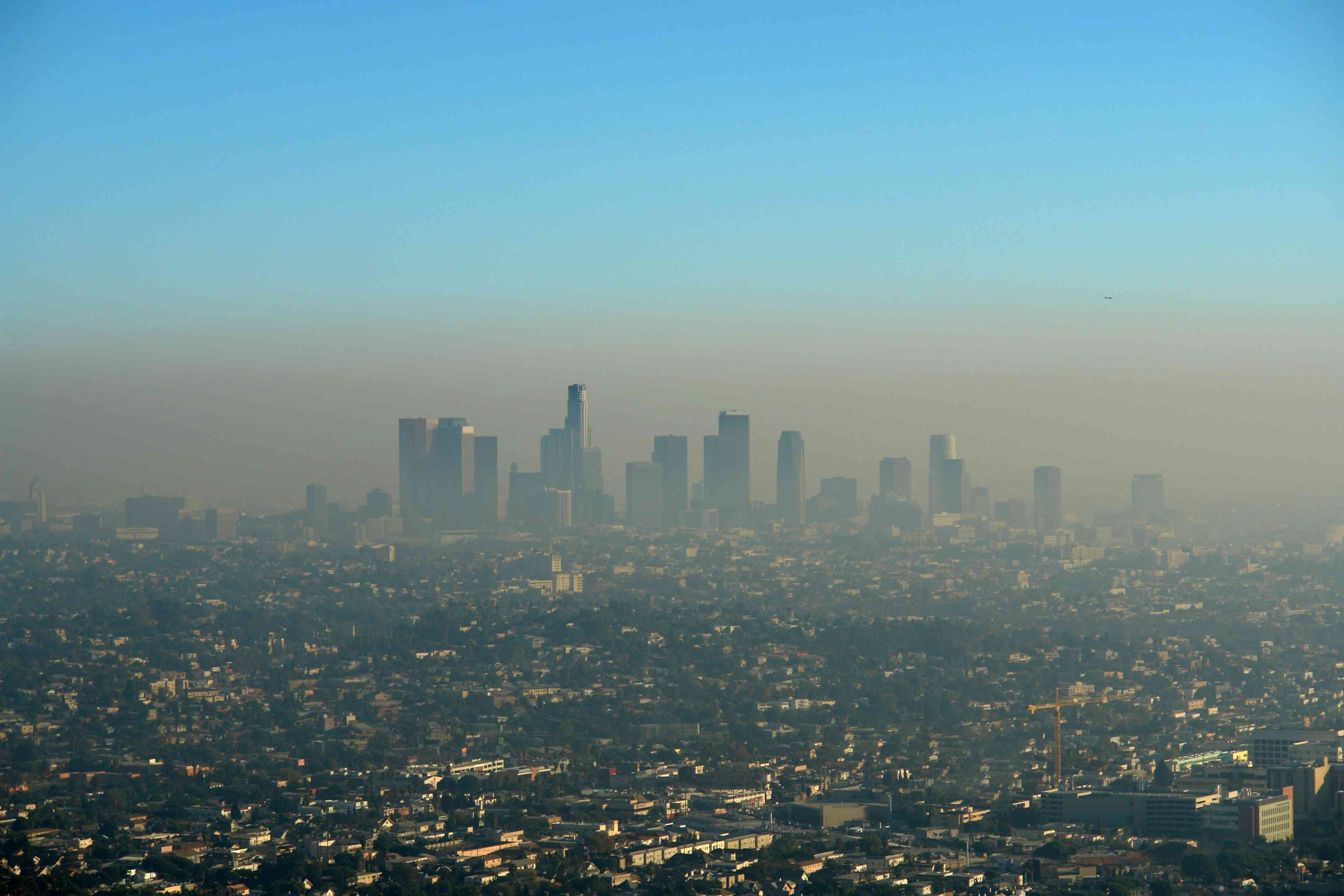 洛杉矶烟雾的棕色层＂width=