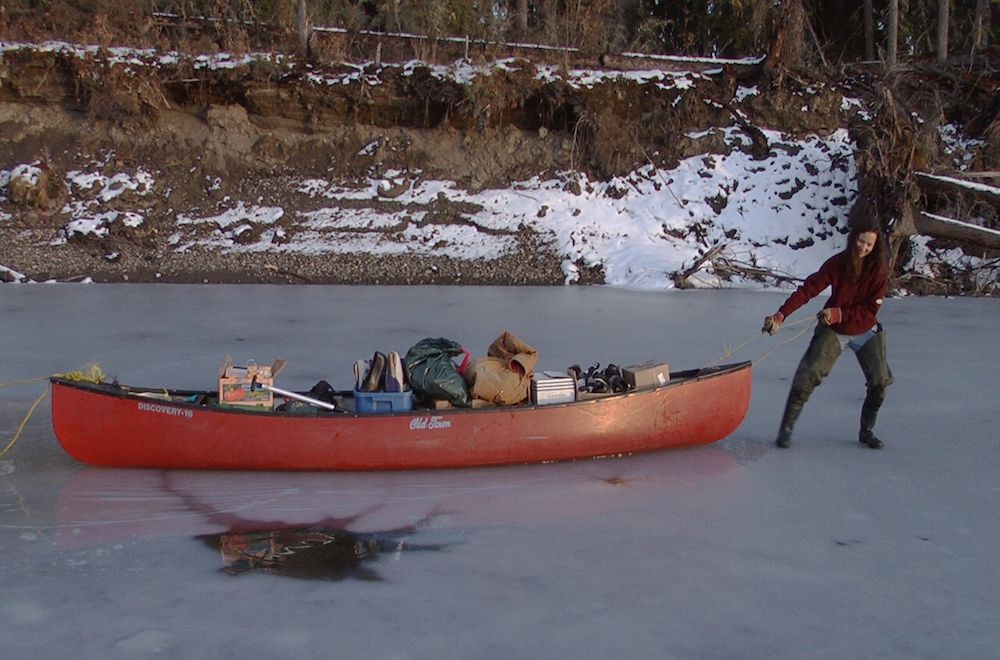 苏珊娜的独木舟在冰上