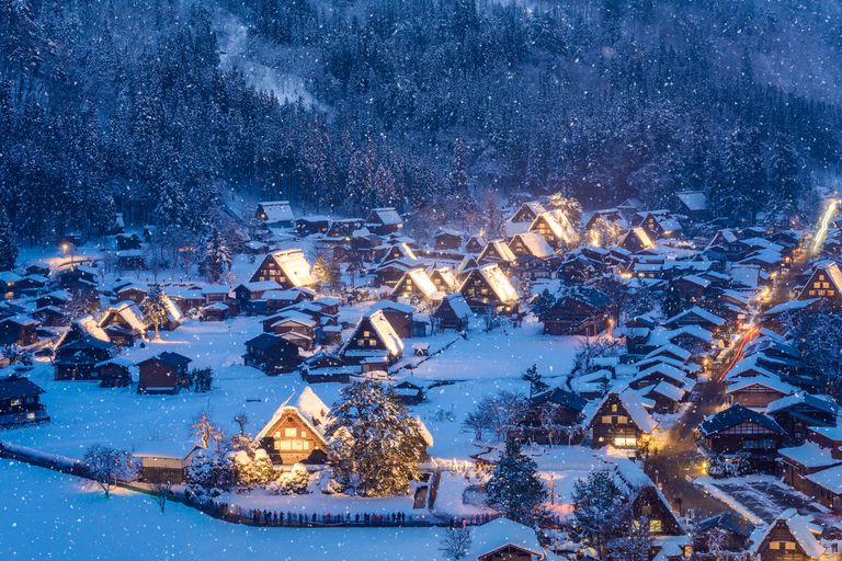 高纬度的Shirakawa-go覆盖着雪