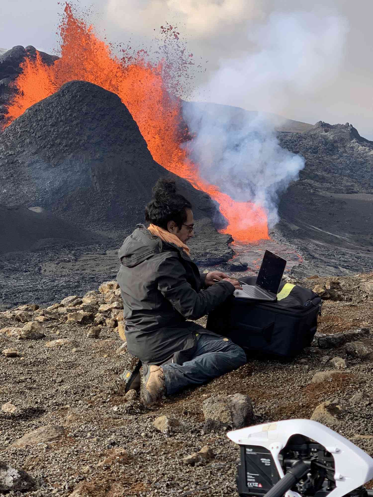 Cris Toala Olivares正在拍摄火山