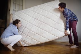 男人和女人移动床垫“width=