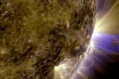 太阳太阳风暴和磁性回路的特写。