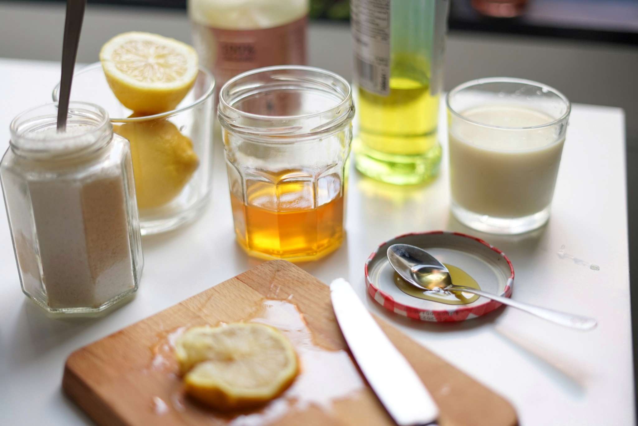 蜂蜜，切柠檬，牛奶和耕地杏仁在桌子上进行自然美容治疗