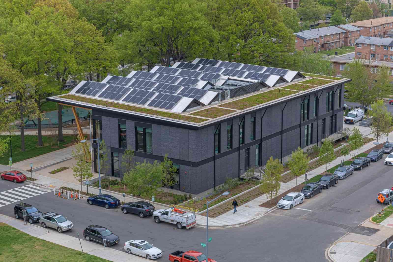 带有太阳能电池板的屋顶的视图“width=
