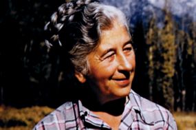 阿拉斯加自然资源保护主义者玛格丽特·默里在大提顿山前的彩色肖像
