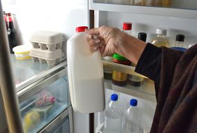 从冰箱里拿一罐牛奶＂width=