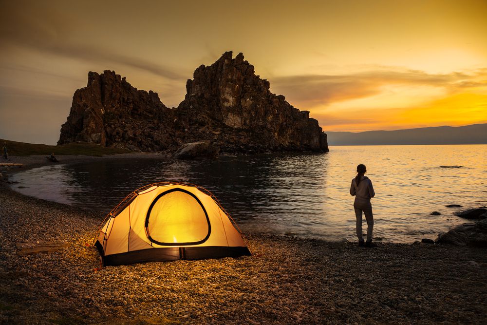 帐篷露营提供了无与伦比的日落和日出的景色。