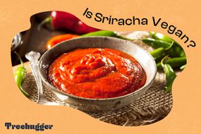 sriracha是纯素烤辣椒酱放在锡盘里吗