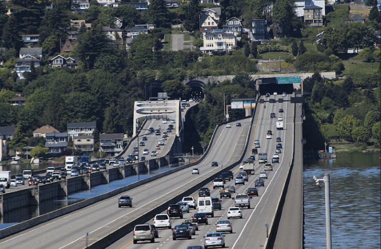 西行交通，西雅图霍默·哈德利大桥