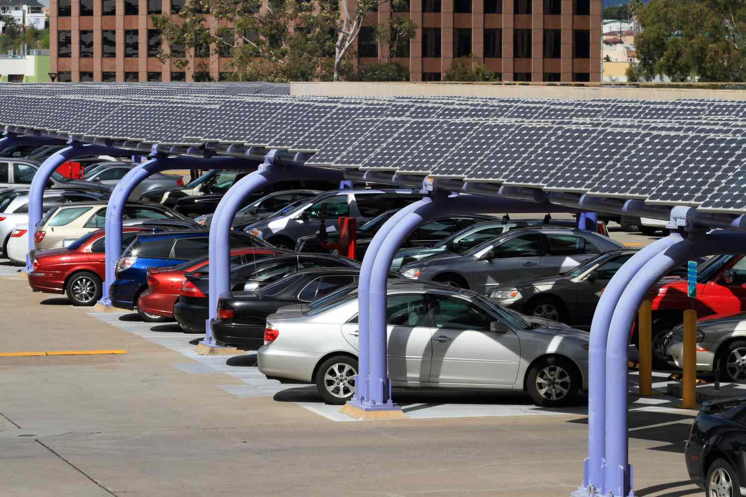 停车场有太阳能电池板阴影汽车和提供电力。