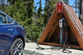 位于美国俄勒冈州火山口湖国家公园的特斯拉电池充电站。＂width=