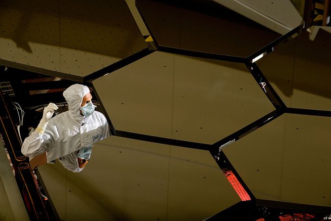 一名技术人员正在检查詹姆斯·韦伯太空望远镜的镜面面板