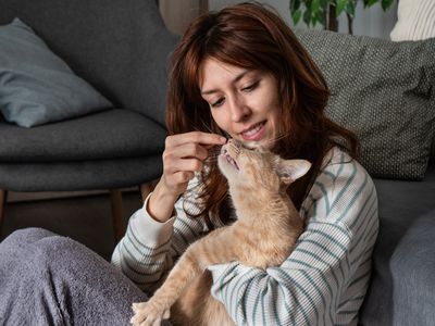 女人拥抱凯蒂在booping鼻子