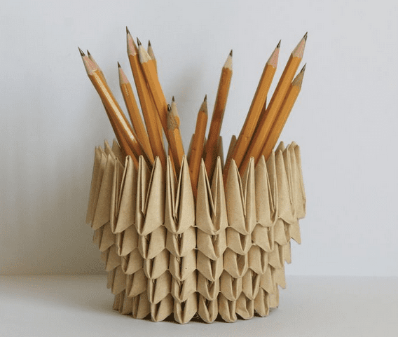 鲁蒂·本·德罗尔的铅笔管理员碗是用再生纸和纸板制作的