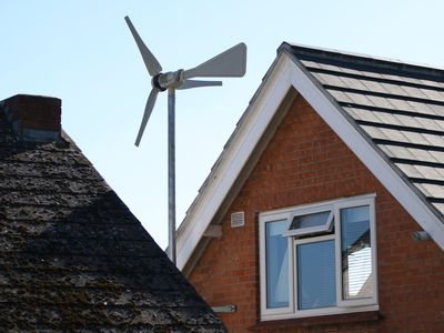 风力涡轮发电机在房子的屋顶上