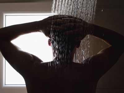神秘的男人洗澡的照片