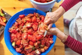 切割成一碗新鲜的西红柿