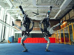 两个机器人跳舞