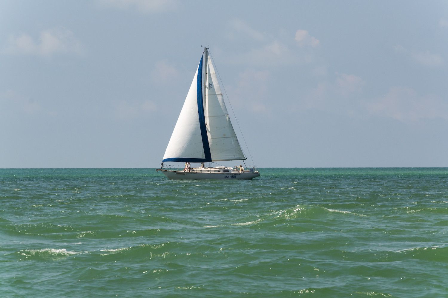 一艘帆船行驶在北卡普塔岛海岸外墨西哥湾的绿色水域上