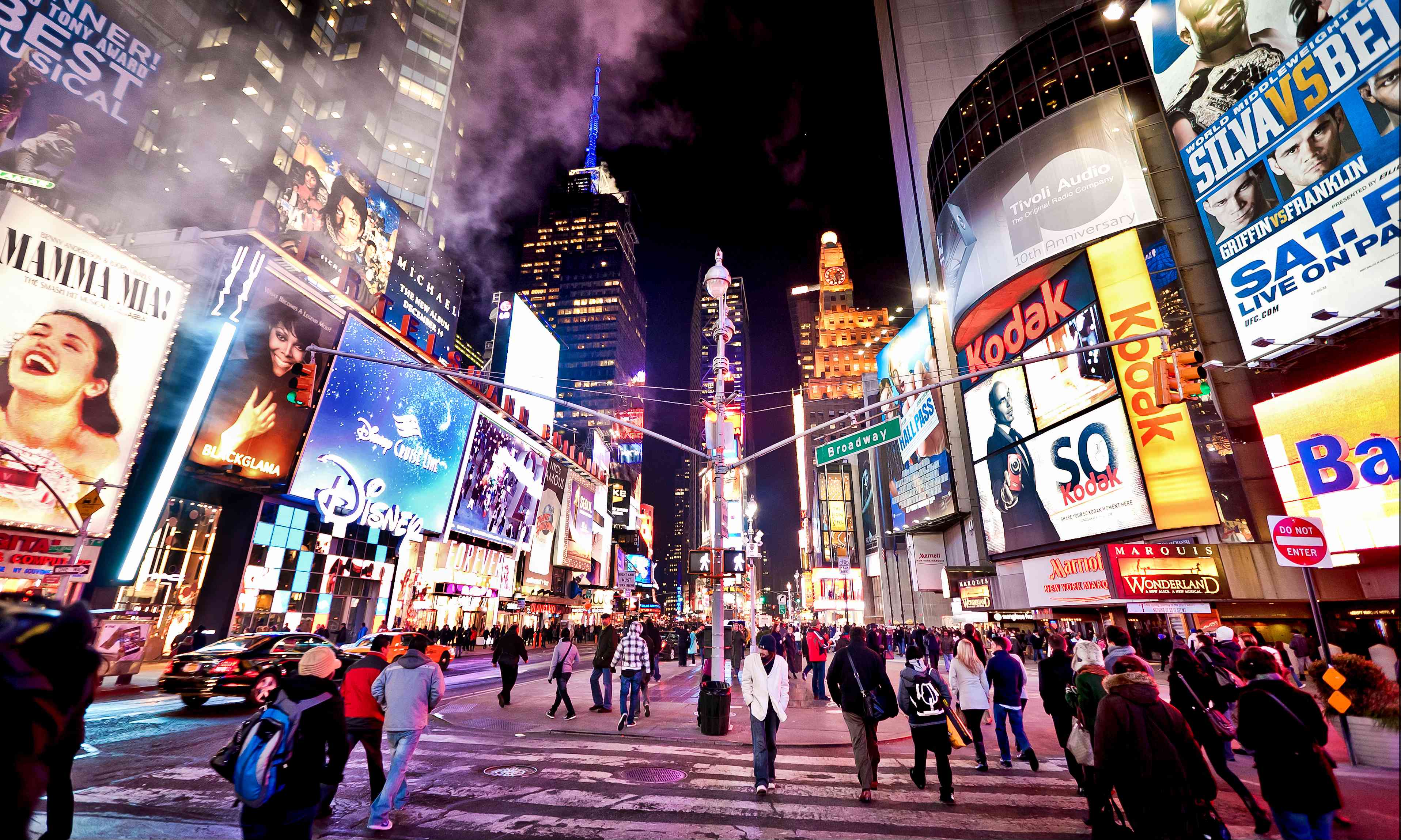 以百老汇剧院和动画LED标识为特色的时代广场是纽约市的象征
