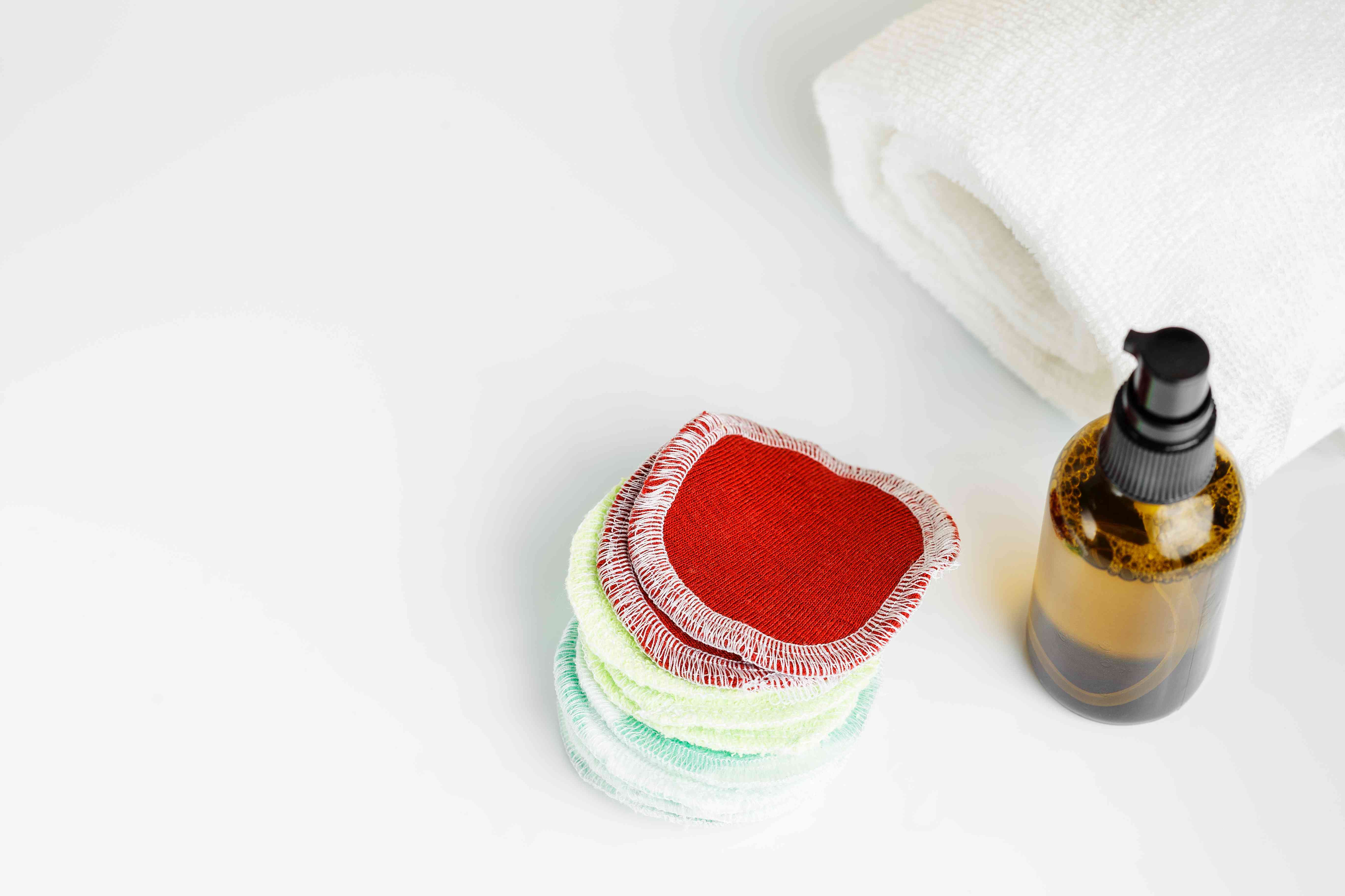 可重复使用的卫生巾和一瓶清洁剂或爽肤水