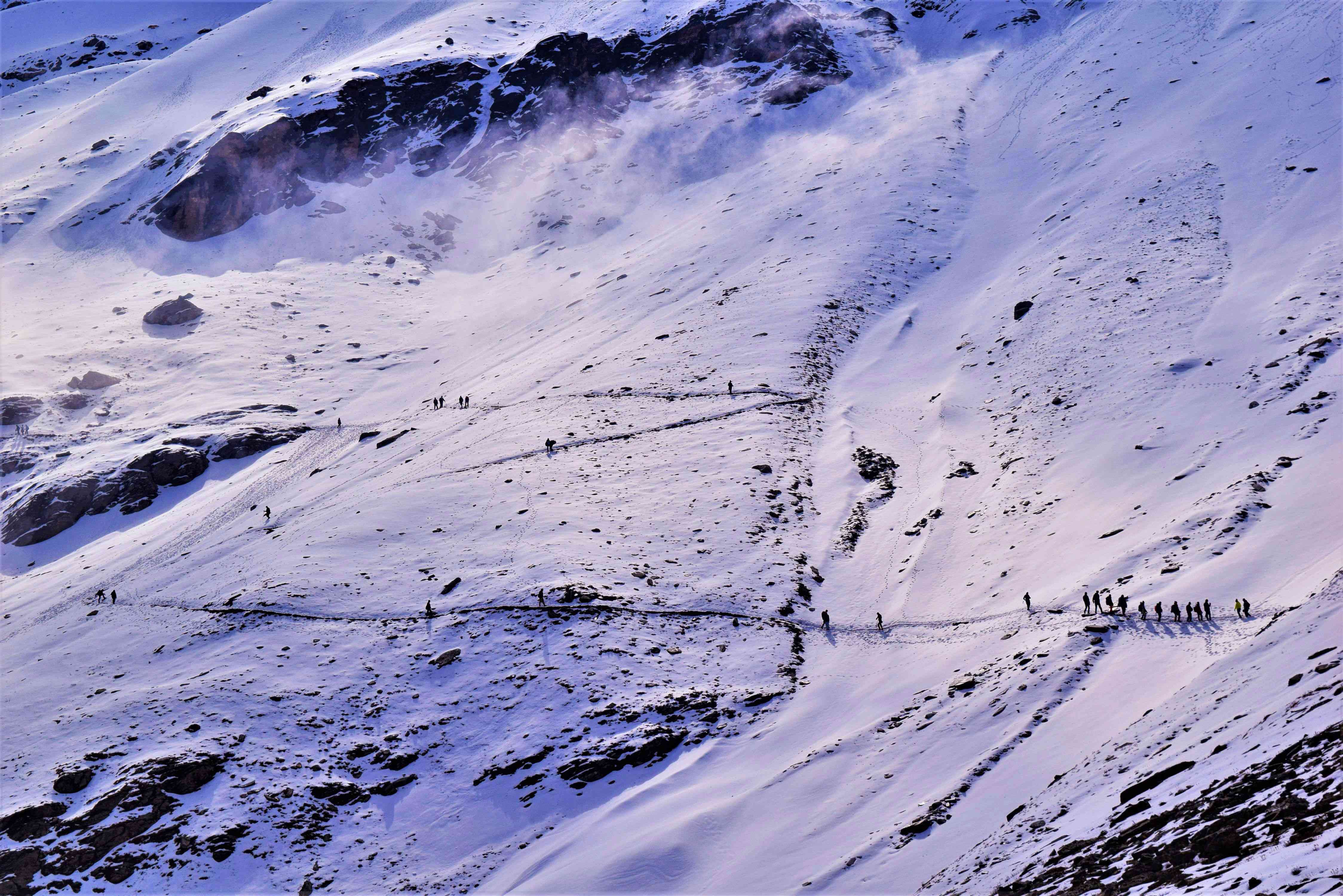 周围的徒步旅行者正在Roopkund,骨骼湖