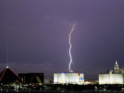 闪电在内华达州拉斯维加斯市中心后面闪过。