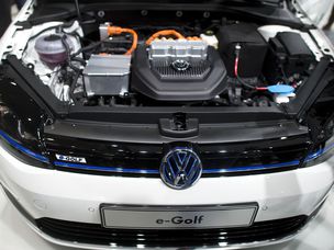 开放的引擎盖揭示了大众电子高尔夫电动汽车的电动机。