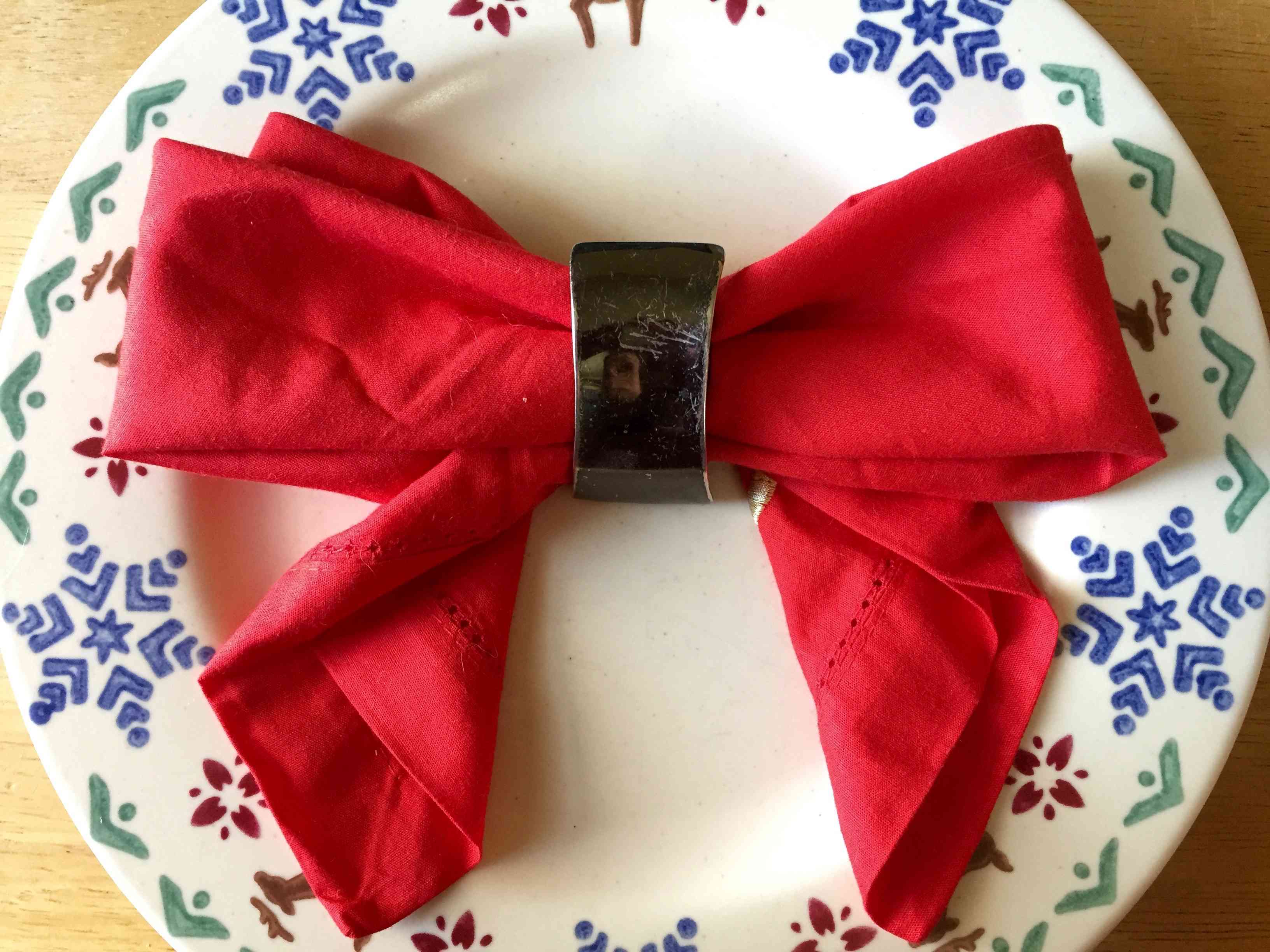 盘子上的红色折叠餐巾纸
