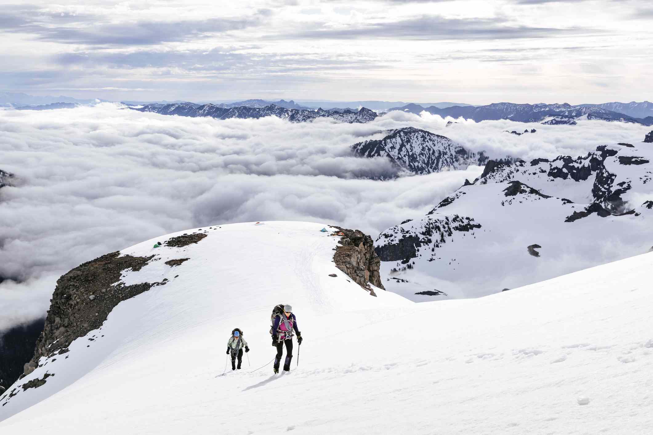 登山者提升在雷尼尔山国家公园的雪山