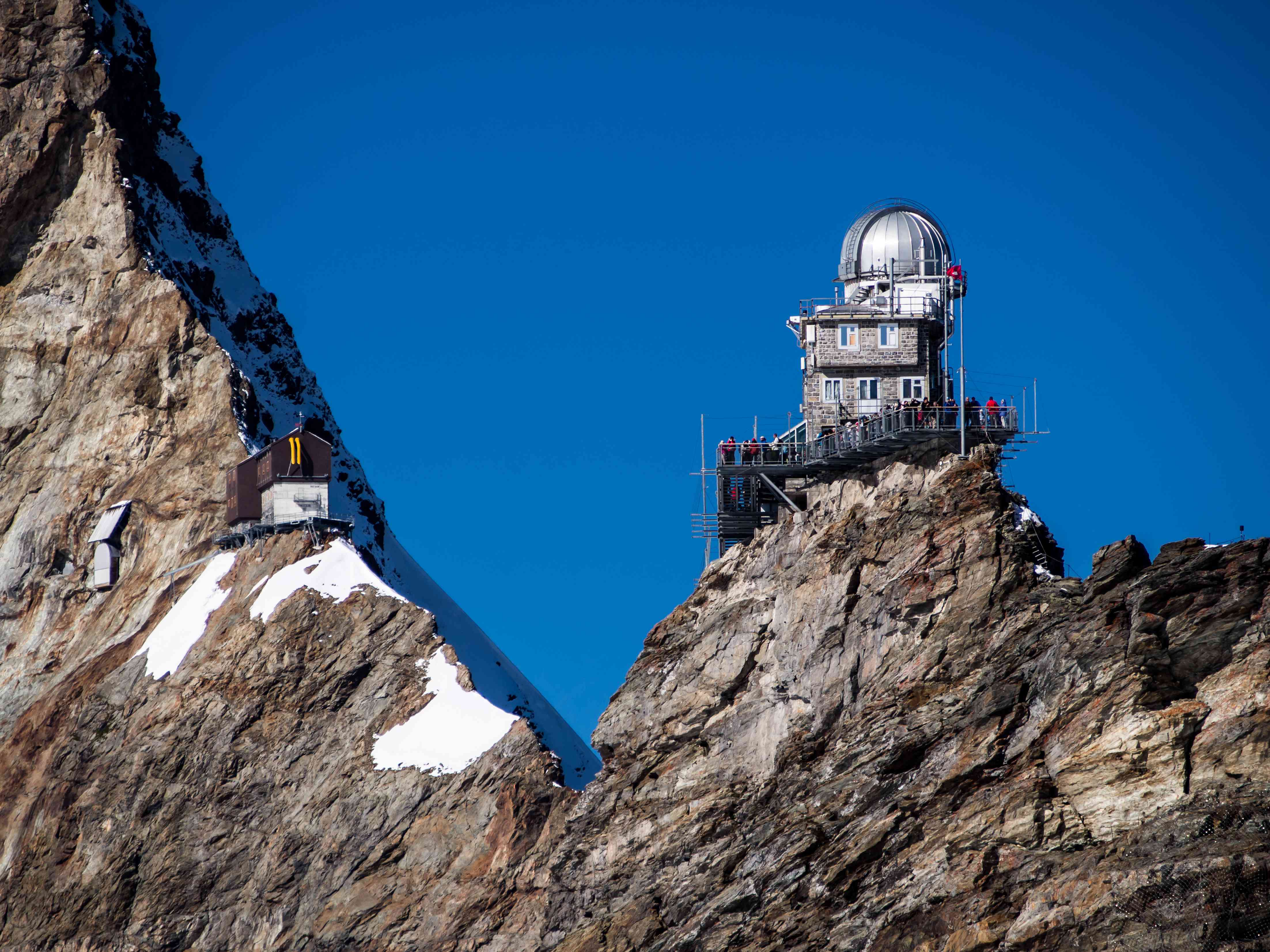 瑞士阿尔卑斯山陡峭斜坡上的狮身天文台。