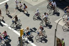 纽约公园大道上骑自行车的人