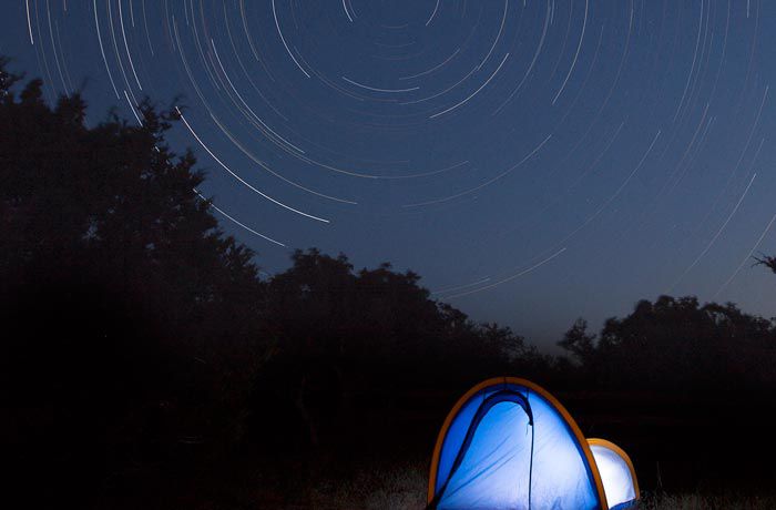 露营者在德克萨斯州滴水泉的夜空下睡觉。