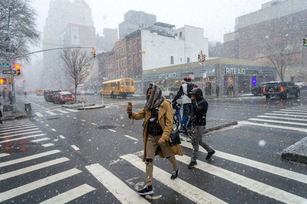 1月30日，在纽约，行人在暴风雪中穿行并自拍。